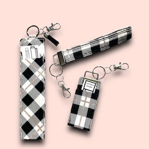 ¡Listo para enviar! Llavero a cuadros, llavero con bálsamo labial, portabolígrafos. Accesorio divertido para la muñeca, regalo para profesores. Correa para billetera. Negro, blanco, rosa y rosa