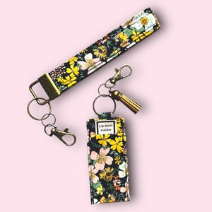 ¡Listo para enviar! Llavero con borlas y bálsamo labial con diseño floral, llavero elástico para la muñeca, accesorio divertido de regalo para profesores, correa para billetera, color azul marino y rosa