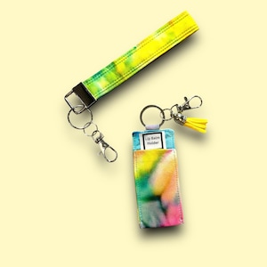 ¡Listo para enviar! Llavero con efecto tie dye amarillo y soporte para bálsamo labial. Llavero elástico. Accesorio divertido. Regalo para profesores. Correa para billetera rosa y azul.