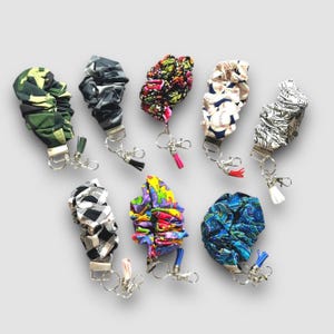 ¡Listo para enviar! Llavero elástico de tela divertida con forma de scrunchie. Accesorio para llaves, regalo para maestras, enfermeras, mujeres y niñas. Correa para billetera
