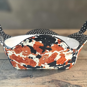 Funda para tazón de pasta/pastel de 9" o portaplato de 10" con asas, tapa para olla de cocina y microondas, regalo, soporte para platos calientes con gancho, estampado de vaca y manchas marrones.