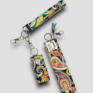 ¡Listo para enviar! Llavero con estampado de cachemira, llavero con bálsamo labial y portabolígrafos. Accesorio divertido para la muñeca, regalo para profesores. Correa para billetera Azul marino, naranja y rosa