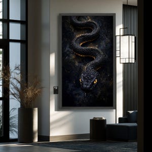 Puede incluir: Una impresión de arte mural rectangular que muestra una serpiente negra con escamas texturizadas y ojos amarillos brillantes. La serpiente aparece en una pose sinuosa en forma de S sobre un fondo oscuro y ahumado con reflejos dorados.