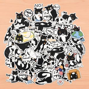 Könnte beinhalten: Eine Sammlung von schwarz-weißen Katzenaufklebern mit verschiedenen Posen und Ausdrücken. Die Aufkleber enthalten Sprechblasen mit Phrasen wie Hello, NO!, I'm angry, Hey guys, Mew, rolling, Bin Bin, Look at me... Yeah!, Am I pretty, I'm sorry und keep healthy.