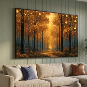 Könnte beinhalten: Ein rechteckiger Wandkunstdruck, der einen dichten Wald mit hohen, dunklen Baumstämmen und leuchtend goldgelbem Laub zeigt. Die Komposition weist in der Mitte eine helle Lichtquelle auf, die einen Bokeh-Effekt mit schwebenden Lichtkugeln erzeugt.