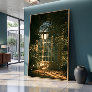 Cuadro con luz de luna a través de una ventana arqueada, rayos de sol en un exuberante jardín interior, arte mural botánico sereno, cuadro con juego de luces y naturaleza.