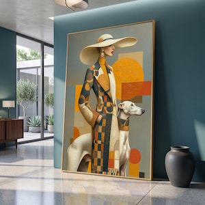 Könnte beinhalten: Ein gerahmter vertikaler Wandkunstdruck, der eine stilisierte Figur mit breitkrempigem Hut und einem langen Mantel mit geometrischem Muster in Orange-, Gelb- und Dunkelgrautönen zeigt, die neben einem weißen Windhund vor neutralem Hintergrund steht.