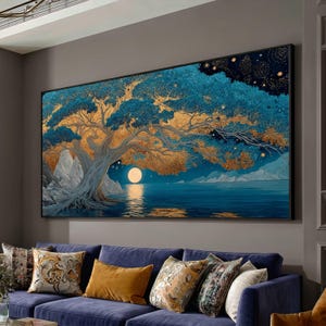 Può includere: Una stampa artistica rettangolare da parete raffigurante un grande albero con foglie dorate e fogliame blu vicino a uno specchio d'acqua calmo. Una luna piena luminosa illumina la scena, riflettendosi sull'acqua sotto un cielo stellato.