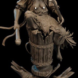 Può includere: Una scultura monocromatica marrone di una figura con lunghi capelli fluenti, che indossa un foulard e abiti logori, appollaiata sopra un barile di legno. La figura tiene in mano un bastone e siede su una base di tronchi e rami strutturati.