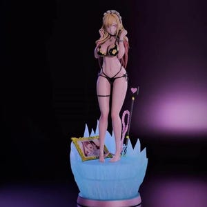 Puede incluir: Una figura de estilo anime de un personaje rubio de pelo largo, que lleva un bikini negro con motivos florales amarillos. La figura se apoya sobre una base azul translúcida con forma de fragmentos de hielo, con un pequeño marco y un bastón.