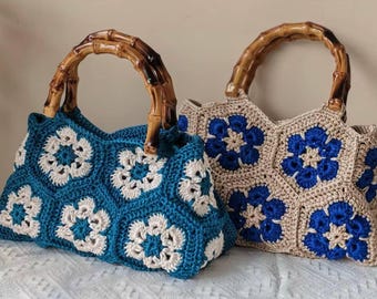 Borsa tote quadrata all'uncinetto fatta a mano, modello "Grandma" - Manico in bambù, decorazione floreale, borsa a tracolla