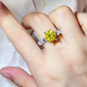 Förlovningsring i 3 karat gul moissanit | Vigselring i sterlingsilver med solitaire-slipning