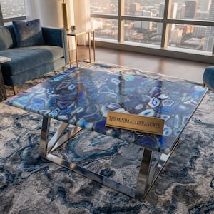 Couchtisch aus blauem Achat – Blickfang unter den Möbelstücken aus Naturstein, moderne Wohnzimmerdekoration
