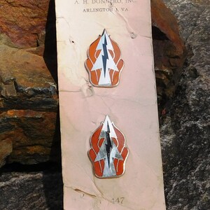Vintage Dondero US Army 1e signaalbrigade-insigne op speld, paar op originele kaart - jaren 60 - van DustyMillerAntiques
