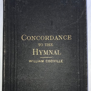 Puede incluir: Un libro encuadernado en cuero negro con letras doradas que dice "CONCORDANCE TO THE HYMNAL WILLIAM CODVILLE".