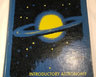 Libro de introducción a la astronomía de época, de Nicholas A. Pananides (1973), disponible en DustyMillerAntiques.