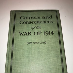 Może przedstawiać: Zielona książka z tytułem "Causes and Consequences of the WAR OF 1914 (WITH SEVEN MAPS)" i autorem "BY HOWARD PITCHER OKIE".