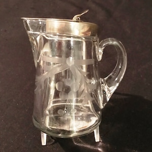 Vintage Heisey Glass Earnshaw geätzter 7 Unzen Sirup mit sanitärem Deckel - 1915 - von DustyMillerAntiques