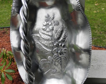 Cesta ovalada vintage Everlast de aluminio martillado con cornejo y frambuesas (hacia 1950) de DustyMillerAntiques