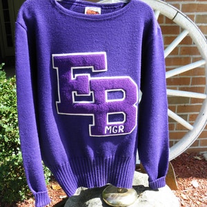 Suéter pulôver vintage Dehen Knitting EB School Sports Manager Letter - por volta de 1950 - de DustyMillerAntiques