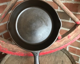 Vintage Unmarked Wagner Cast Iron Skillet #5 with Heat Ring - 1940s - from DustyMillerAntiques