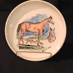 Vintage Bauer Pottery Man O' War Racing Horse War Tallrik - 1950-talet - från DustyMillerAntiques
