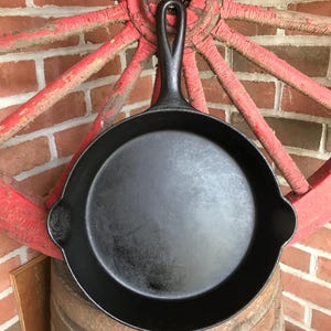 Sartén de hierro fundido Lodge vintage, probablemente número 8, con anillo térmico, de los años 40 a los 60, de DustyMillerAntiques.