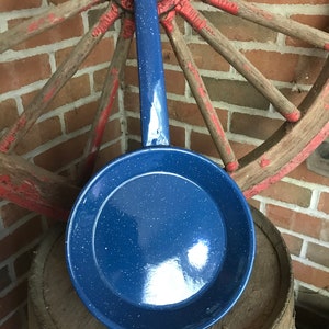 Poêle vintage en granit moucheté bleu et blanc - 1950 - de DustyMillerAntiques