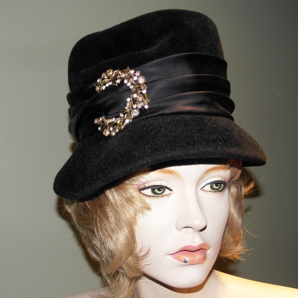 Vintage merimac vilten velours Supreme dames zwarte clochehoed met strassteentjes - circa 1950 - van DustyMillerAntiques