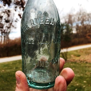 Botella de refresco vintage de The Queen City Bottling Works, color verde claro (WH) - 1860 - 1880 - de DustyMillerAntiques