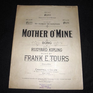 Peut inclure: Une couverture de partition musicale vintage pour la chanson "Mother O'Mine" de Rudyard Kipling. La couverture présente une illustration en noir et blanc d'une note de musique et le titre de la chanson en gras, en noir. La chanson a été chantée par M. Herbert Witherspoon et publiée par Chappell & Co. Ltd.