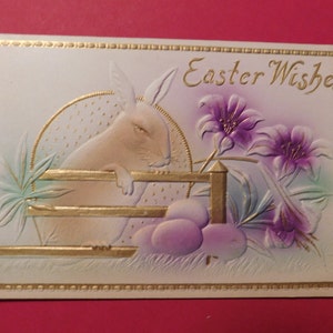 Carte postale vintage en relief avec lapin, oeufs et lys, voeux de Pâques - 2 couleurs disponibles - 1911 - de DustyMillerAntiques