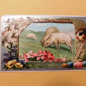 Cartão postal vintage com relevo de ovelhas e dogwood de Páscoa feliz - década de 1910 - de DustyMillerAntiques