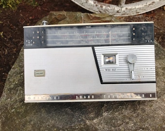 Vintage RARE Working Hitachi Japan Peggy 3-band Portable