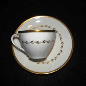 Vintage Royal Doulton Covington Mokkatasse mit Untertasse - circa 1970 - von DustyMillerAntiques