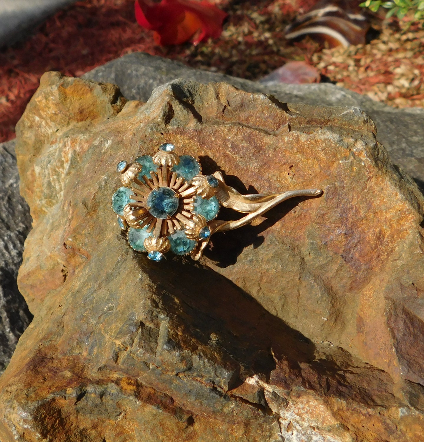 2 Grosses Broches Anciennes XIXème Siècle En Métal Doré Avec Strass Et Turquoises