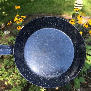 Poêle vintage en granit moucheté bleu foncé et blanc - 1950 - de DustyMillerAntiques