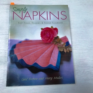 Libro Simply Napkins di Gail Brown e Mary Mulari - 2003 - da DustyMillerAntiques
