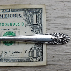 Couronne vintage en métal argenté Radiance Long Pickle / Fourchette à olives - 1938 - de DustyMillerAntiques