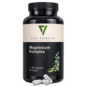 Könnte beinhalten: Eine schwarze Kunststoffflasche mit schwarzem Schraubverschluss, die Nahrungsergänzungsmittel enthält. Das Etikett zeigt den Text Vita Elements, Magnesium Komplex, 180 Kapseln und Vegan sowie eine grüne Blattillustration. Drei weiße Kapseln liegen davor.