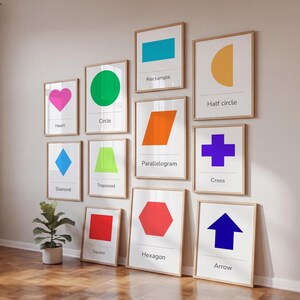 Könnte beinhalten: Eine Sammlung von elf gerahmten Wandbildern mit farbenfrohen geometrischen Formen, darunter ein rosa Herz, ein grüner Kreis, ein blaues Rechteck, ein gelber Halbkreis, eine blaue Raute, ein hellgrünes Trapez, ein orangefarbenes Parallelogramm, ein violettes Kreuz, ein rotes Quadrat, ein rotes Sechseck und ein blauer Pfeil.