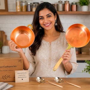 Peut inclure: Un ensemble d'ustensiles de cuisine en cuivre comprenant un bol martelé avec poignée, une poêle en cuivre lisse avec un long manche doré et deux cuillères en métal. Une boîte en carton porte l'inscription Copper Cookware Set, Pure, Durable, Timeless.