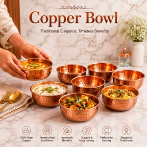 Pode incluir: Um conjunto de tigelas de cobre martelado dispostas sobre uma superfície de mármore. As tigelas contêm vários pratos, incluindo arroz, caril e iogurte. O texto na imagem diz Copper Bowl, Traditional Elegance, Timeless Benefits e 100% Pure Copper.