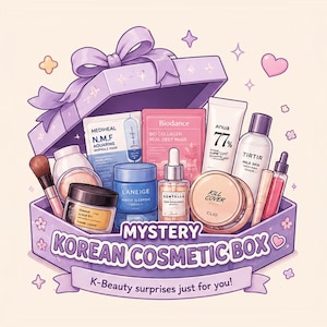 Op de afbeelding: Een paarse geschenkdoos met het label MYSTERY KOREAN COSMETIC BOX en K-Beauty surprises just for you! met diverse huidverzorgingsproducten waaronder Mediheal, Biodance, Anua, Tirtir, Laneige en Clio, plus een make-up kwast, alles in cartoonstijl.