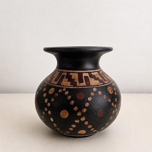Vintage Chulucanas Peruvian Pottery Vase – Geometric Inca Step-Fret Pattern – Handcrafted Black and Terracotta Folk Art Urn