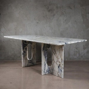 Mesa de comedor de mármol Calacatta Viola hecha a mano, diseño rectangular en bloques, muebles de cocina de lujo.
