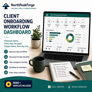 Può includere: Un portatile mostra una dashboard del flusso di lavoro di onboarding del cliente con grafici di stato. Accanto si trovano una tazza verde scuro, un taccuino a spirale per la lista di controllo con una penna e un post-it con New Client.