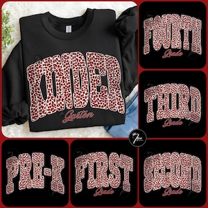 Könnte beinhalten: Ein schwarzes Langarm-Sweatshirt mit dem Wort KINDER in großen, gebogenen, rot-weißen Leopardenmuster-Buchstaben und dem Wort Garten in roter Schreibschrift darunter. Weitere Designs zeigen die Wörter FOURTH, THIRD, PRE-K, FIRST und SECOND.