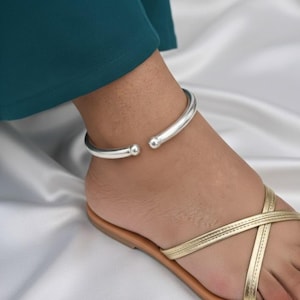 Fotlänk i 925 sterlingsilver med öppen manschett, minimalistiskt justerbart fotledsarmband