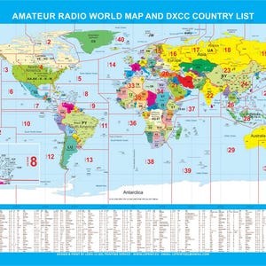 Op de afbeelding: Een kleurrijke amateurradio-wereldkaart met een DXCC-landenlijst. De kaart toont genummerde CQ-zones over de continenten, inclusief een gedetailleerd inzetstuk van het Caribisch gebied. Onder de kaart staat een tabel met landvoorvoegsels.